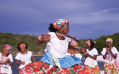 Imagem ilustrativa da imagem Banda mistura blues com samba em show com Ganhadeiras de Itapuã