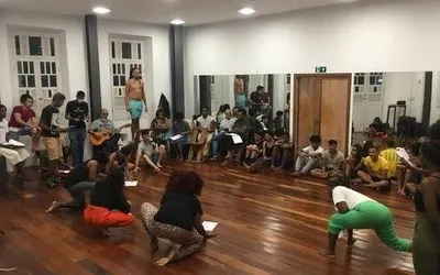 Imagem ilustrativa da imagem Bando de Teatro Olodum estreia espetáculo gratuito no Campo Grande