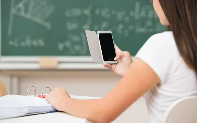 Imagem ilustrativa da imagem OUÇA: Educadoras avaliam projeto de lei que proíbe celular nas escolas