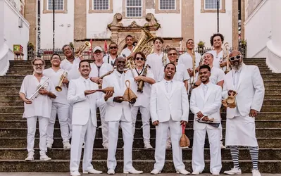 Imagem ilustrativa da imagem Orkestra Rumpilezz homenageia Gil e Caetano Veloso em concerto