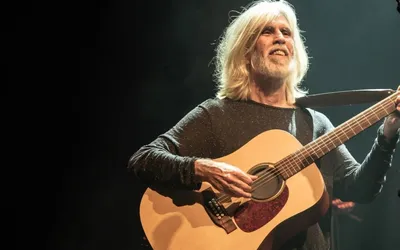 Imagem ilustrativa da imagem Oswaldo Montenegro & Osquestra se apresentam em Salvador