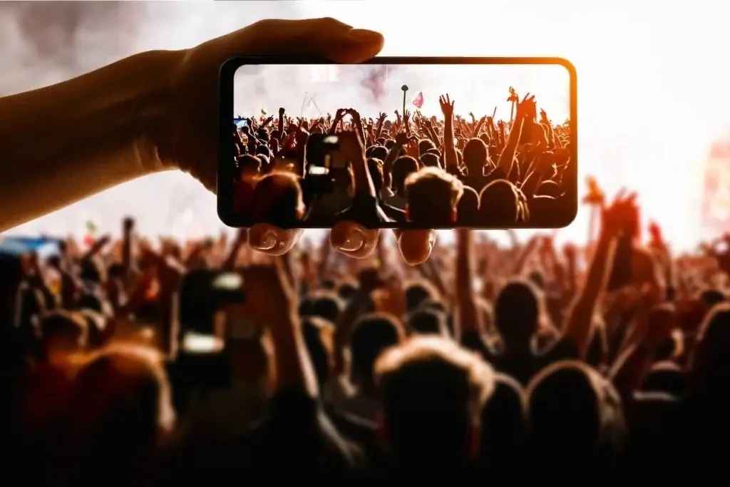 Imagem ilustrativa da imagem Festa sem celular? Entenda nova medida adotada por evento na Bahia