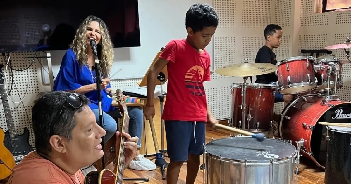 Imagem ilustrativa da imagem Márcia Freire realiza atividade musical com as crianças do GACC-BA
