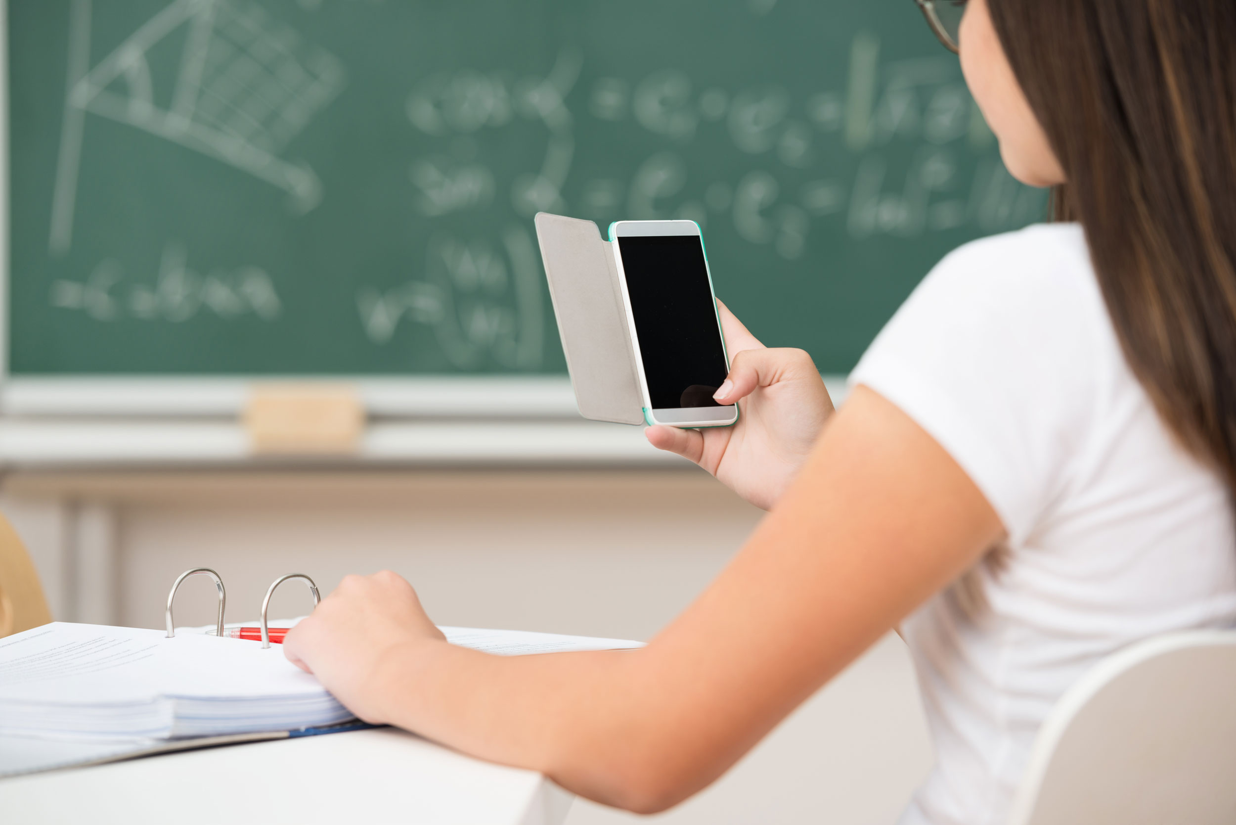 Imagem ilustrativa da imagem OUÇA: Educadoras avaliam projeto de lei que proíbe celular nas escolas